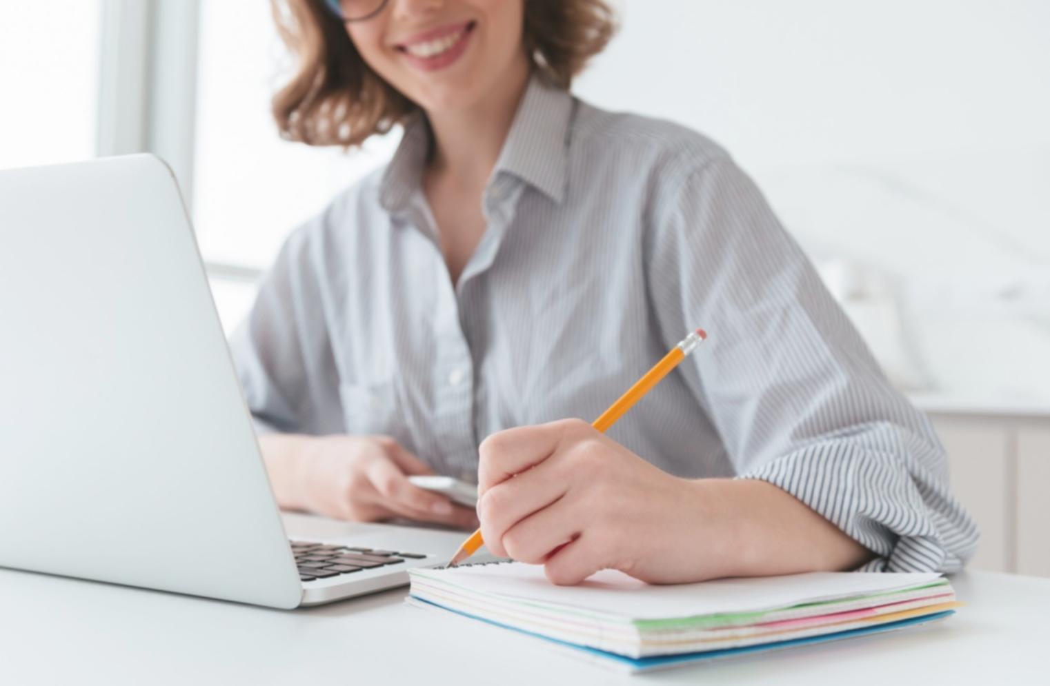 Bureau moderne avec analyses financières et graphiques de performance
